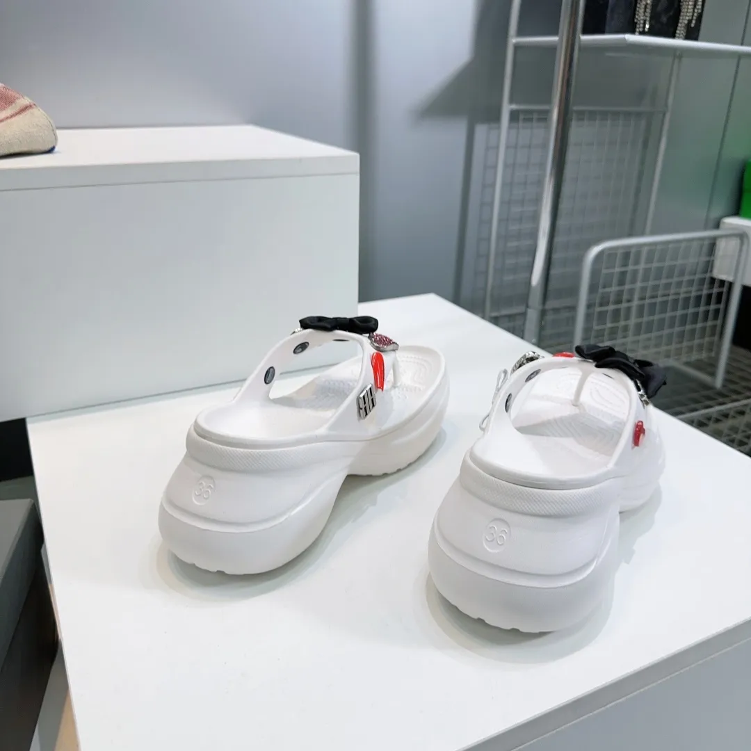 👟👟Ex-factory price 440👟👟 Top quality🔥Balenciaga 25 spring and summer latest thick-soled rubber jelly shoes flip-flops! 25 new spring dark horse items, fashion bloggers at home and abroad have put on foot shows, popular on social platforms at home and abroad, fashionistas must buy, various Parisian elements hardware buckle DIY, highly brand recognition All hardware is re-engraved and made with heavy gold molds Ingenious craftsmanship, accurately restoring every detail Original open-mold EVA rubber and plastic one-piece outsole Super light on the foot, a proper height-increasing artifact with an outsole height of 6cm Original full set of packaging Code number: 35-42 (40, 41, 42 are non-refundable) with original packaging